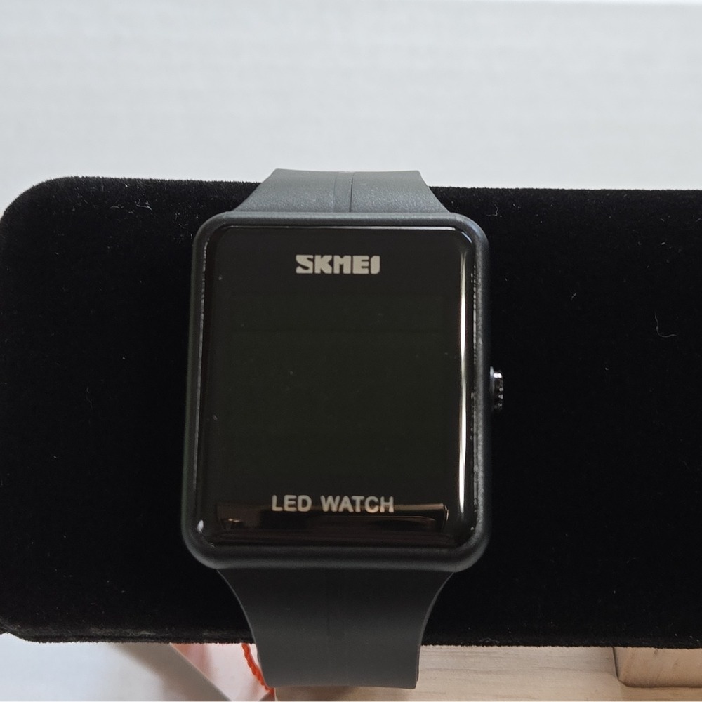 SKMEI 38mm Square Sports Digital Watch. Unisex, Black Silicone, Alarm,Calendar.